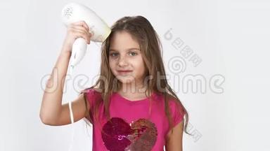 一个小女孩用吹风机擦干头发，<strong>真诚</strong>地微笑。